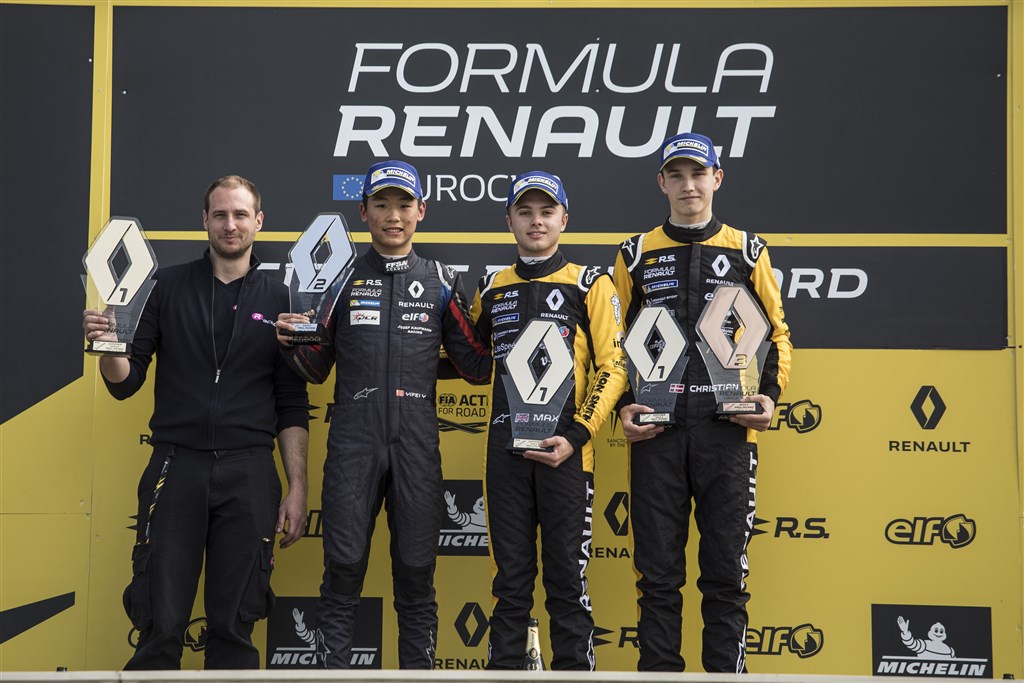 Christian Lundgaard, yderst til højre, på podiet ved sidste afdeling på Paul Ricard, Frankrig.
(Foto: Lundgaard Racing)
